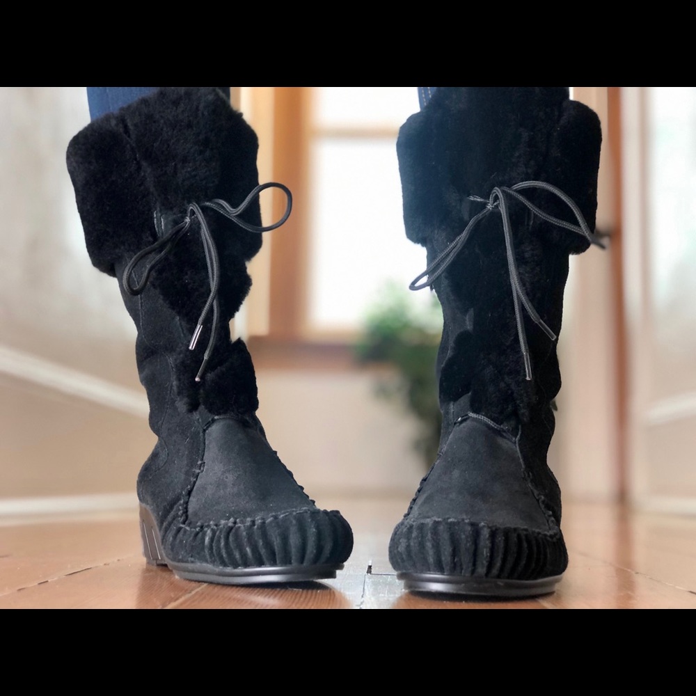 Lace up Black leather and sheep skin boots